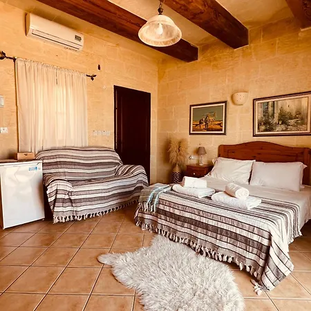 לינה וארוחת בוקר Narcisa 4*